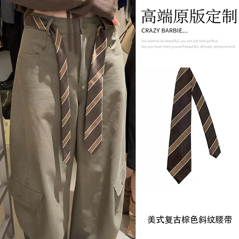 ダークブラウンのカレッジスタイルのストライプの蝶ネクタイ