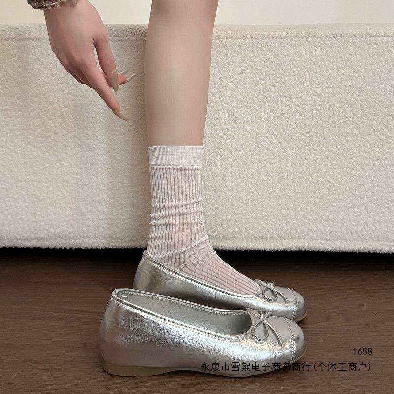 รองเท้าบัลเลต์เสริมความสูงสีเงินประดับโบว์สำหรับผู้หญิง รุ่นใหม่ฤดูร้อนปี 2026 เข้ากับกระโปรงได้อย่างลงตัว รองเท้าคัทชูสไตล์ราตรีอ่อนหวาน