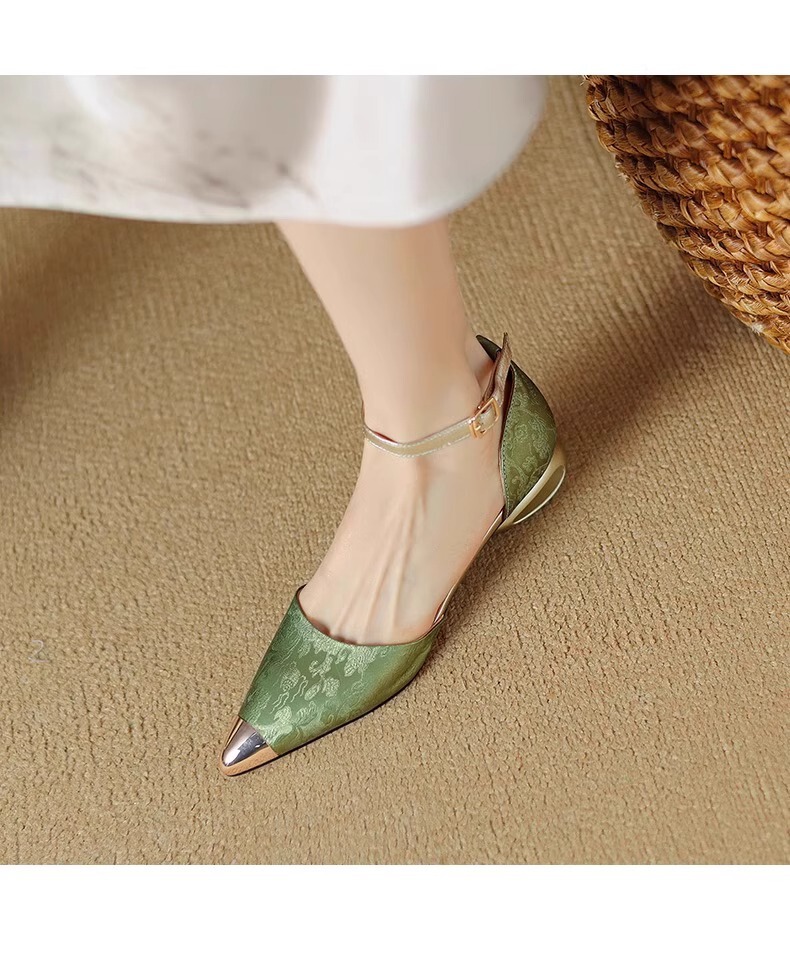 Sandal nữ quai ngang bít mũi mũi nhọn kim loại gót thô 3cm phối cùng áo dài — Màu be, màu đen, Xanh lá cây