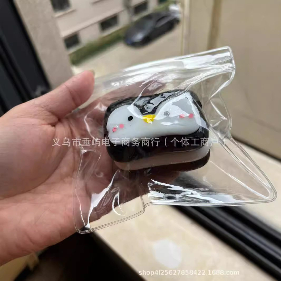 腐った泥の三階建ての小さなペンギン