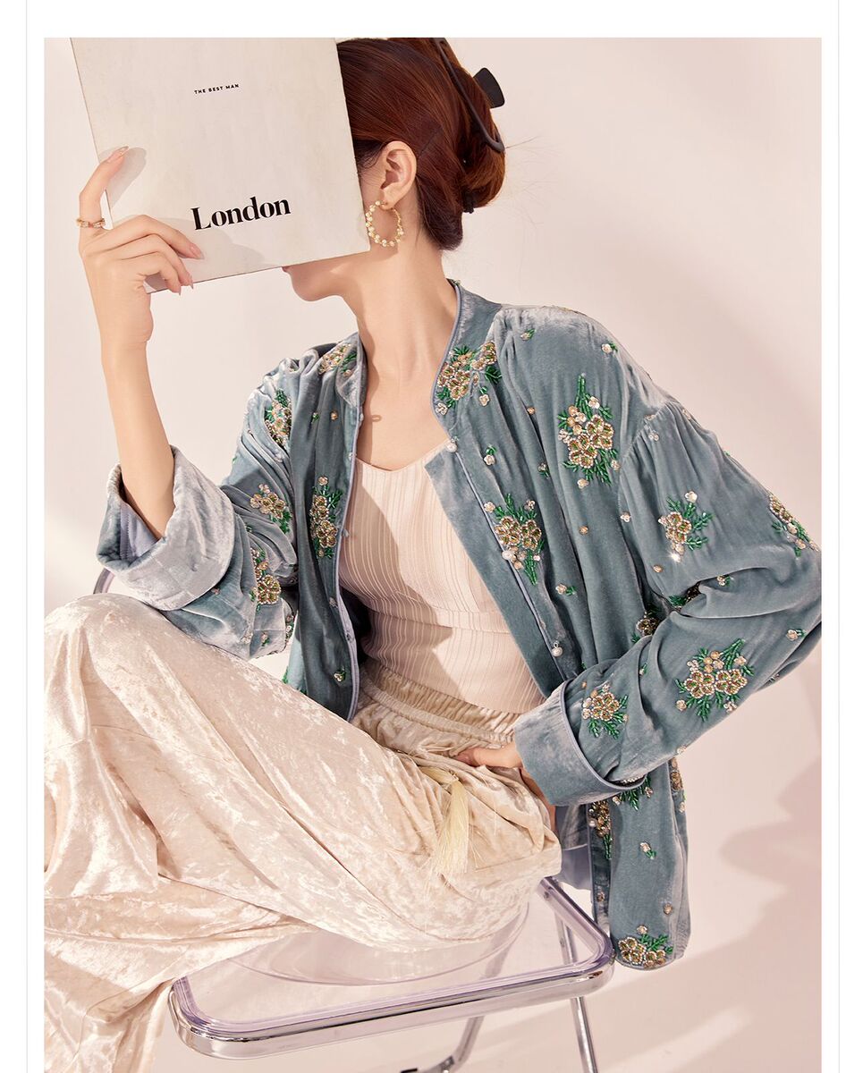 Áo sơ mi nữ lụa tơ tằm cổ đứng cài khuy kiểu cardigan thêu hoa — Dương Tây Đỏ (Giao Hàng Ngay)