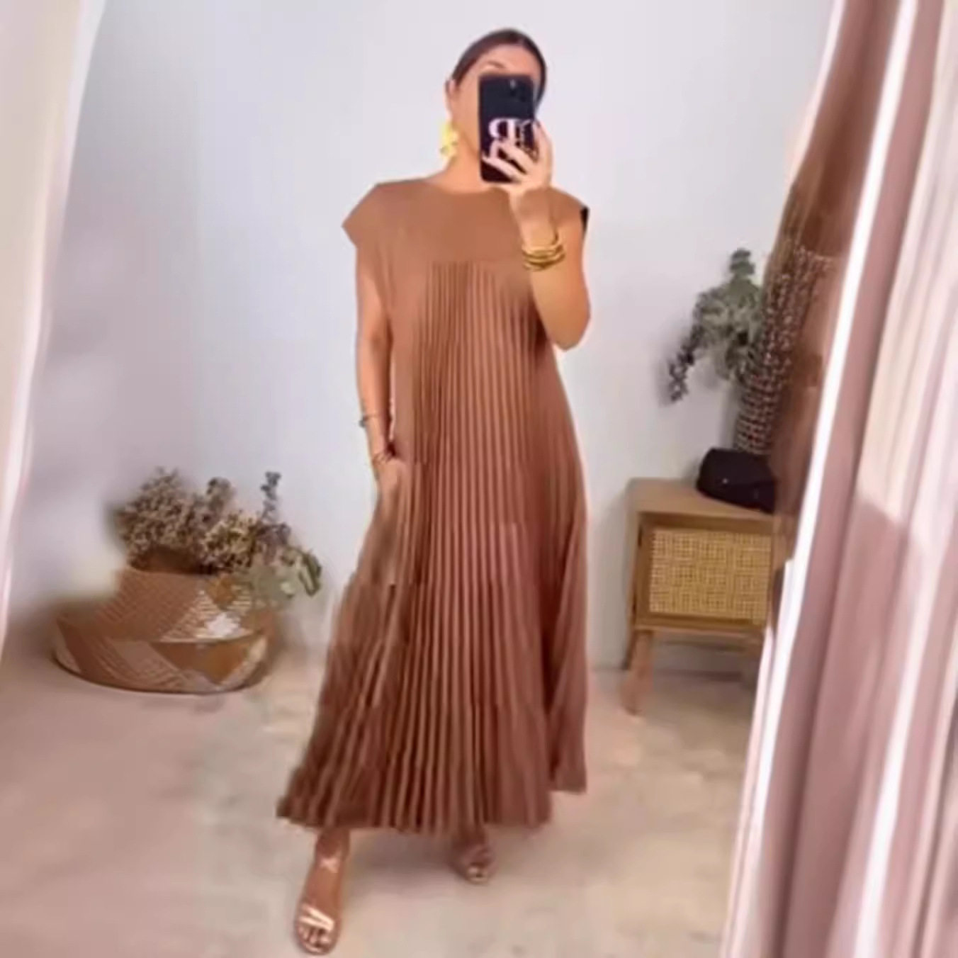 Sleeveless Pleated Dress Round Neck Fashionable Autumn Winter Style Perfect for Casual or Formal Occasions