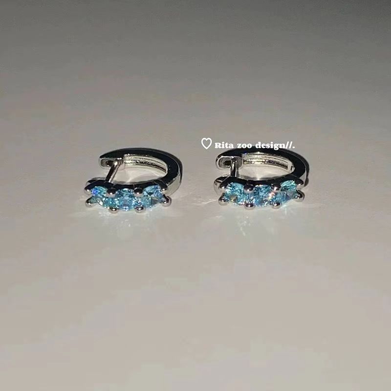 ストレート ピン ライト ブルー スリー ダイヤモンド イヤリング