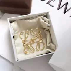 loew Luo Yi's otbuckle brooch female carved gold pendant Luo Wei ou item stud earrings bracelet diamond-shaped net red same style
