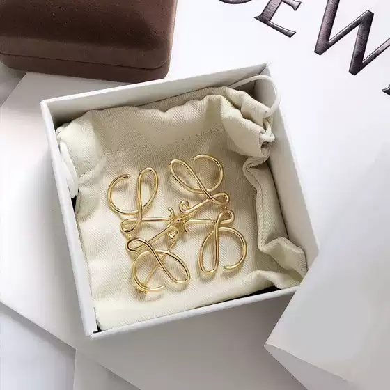 loew Luo Yi's otbuckle brooch female carved gold pendant Luo Wei ou item stud earrings bracelet diamond-shaped net red same style