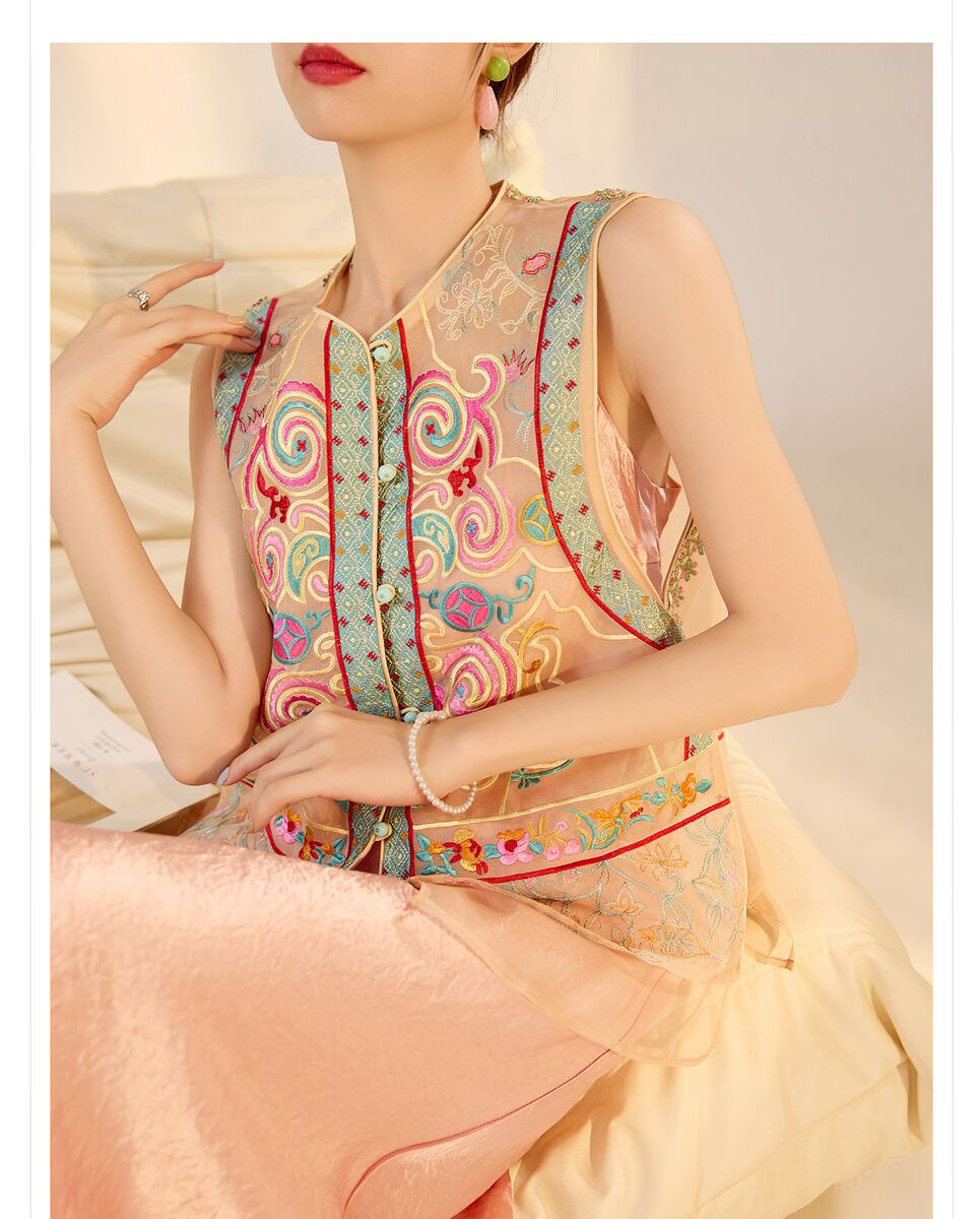 Áo vest nữ cổ tròn một hàng cúc thêu hoa lụa tơ tằm — Màu đen