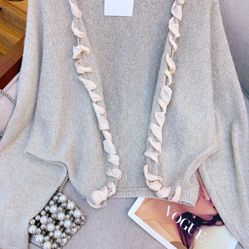 Áo cardigan nữ dệt kim cổ chữ V thắt nơ viền ren dáng rộng — Màu be nhạt