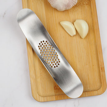 Wholesale Curved Garlic Masher for Kitchen Manual Stainless Steel Garlic Press Boat Garlic Grinder Garlic in stock