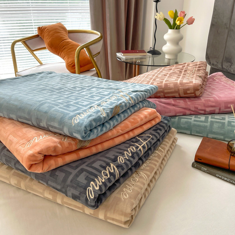 Class a High Weight Jacquard Embroider Accessible Luxury Carved Baby Velvet Four-Piece Set Pure Color Milk Velvet Bed Sheet Quilt Set