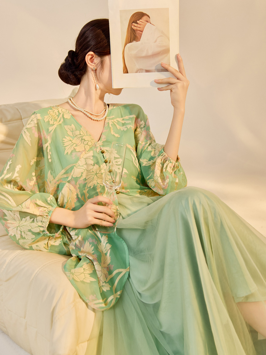 Đầm maxi nữ dài tay cổ chữ V họa tiết hoa in nổi — bầu trời xanh, Màu trắng nhạt