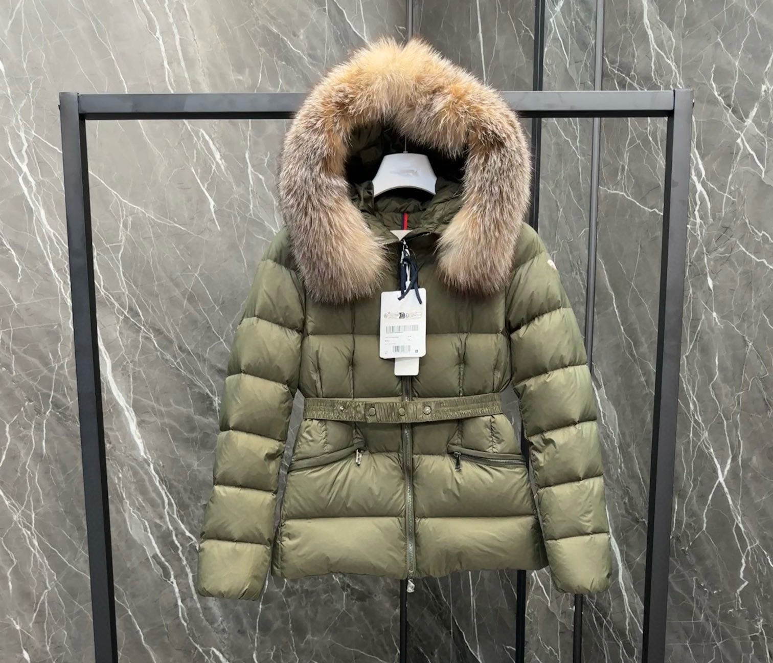 アーミーグリーンのイエローカラー