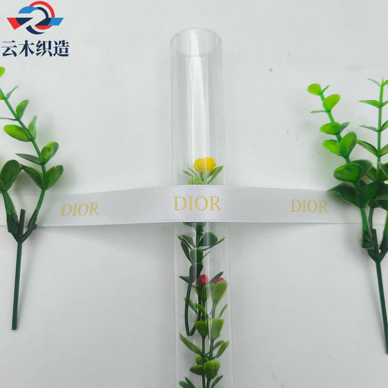 ホワイトディゴリボンにゴールドプリント * 1.5 センチメートル幅 * 1 ヤード = 0.91m