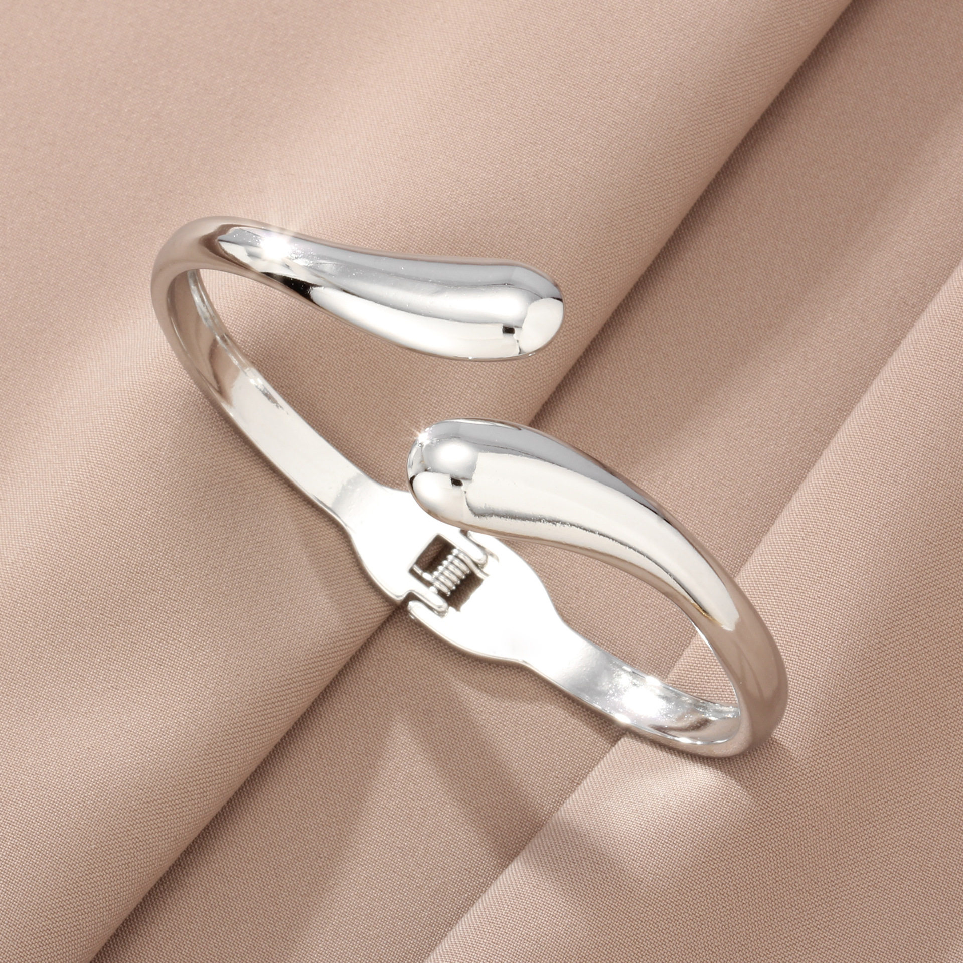 สั่งซื้อนำเข้า ยุโรปและอเมริกายอดนิยมการออกแบบส่วนบุคคลGlossy TITANIUM STEELสร้อยข้อมือแหวนคู่ฤดูใบไม้ผลิเปิดสร้อยข้อมือ 18K Gold Platedสร้อยข้อมือขายส่ง จากจีน 1688 taobao alibaba tmall