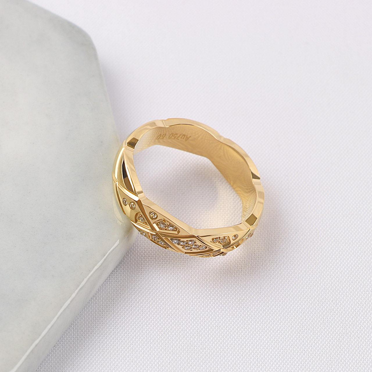 小香风菱格纹戒指镶钻18K金钛钢对戒跨境电商一手货源工厂直发