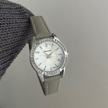 New Daisy Small Dial Diamond Women's Watch Fashionable High-End Cross-Border Foreign Trade Light Luxury Watch Ladies Manufacturer Wholesale