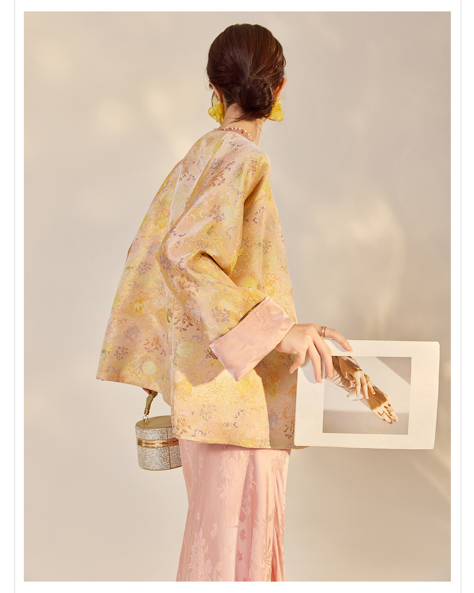 Bộ đôi áo khoác dệt jacquard hai mặt cài khuy kèm váy hai dây ren satin dài — Áo khoác dệt jacquard (giao hàng trong 7 ngày), Váy hai dây (giao hàng trong 7 ngày)