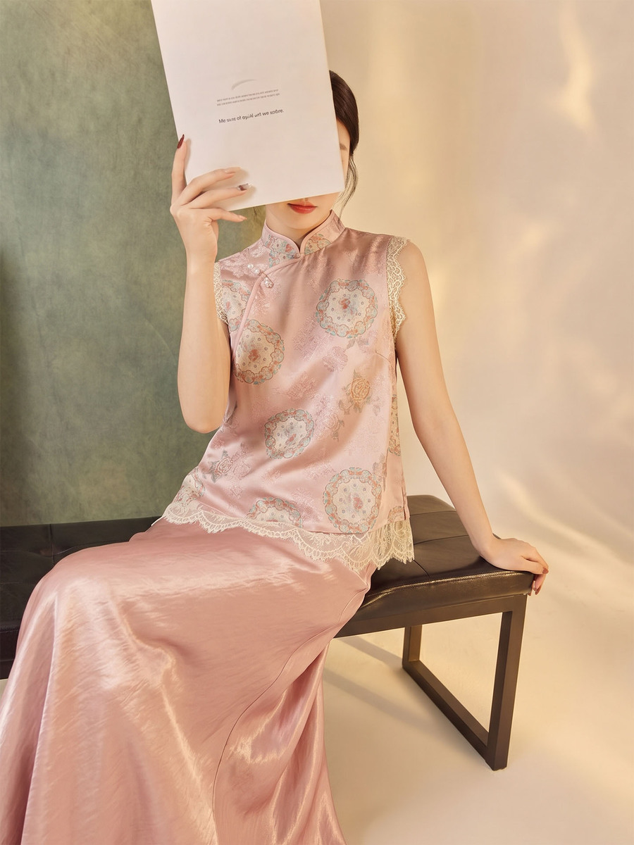 Bộ áo gile cổ đứng dệt hoa phối ren kèm chân váy dài satin nữ — Chân váy hồng, Áo gile màu tím, Bộ [Áo gile + Chân váy]