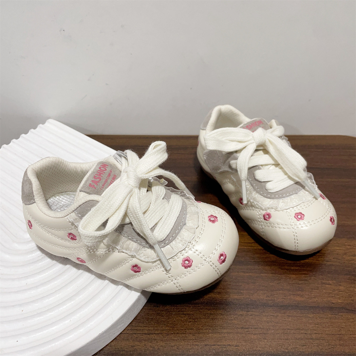 2026年春款童鞋可爱刺绣小花朵女宝宝休闲鞋舒适百搭儿童防滑板鞋,淘宝优惠券,粉丝福利购,淘宝优惠卷