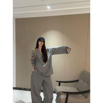 3875 # [Clip] Light Suit, Airy V Neck Sweatshirt Two-Piece Set, Lazy, Practical, Slimming Look and Versatile