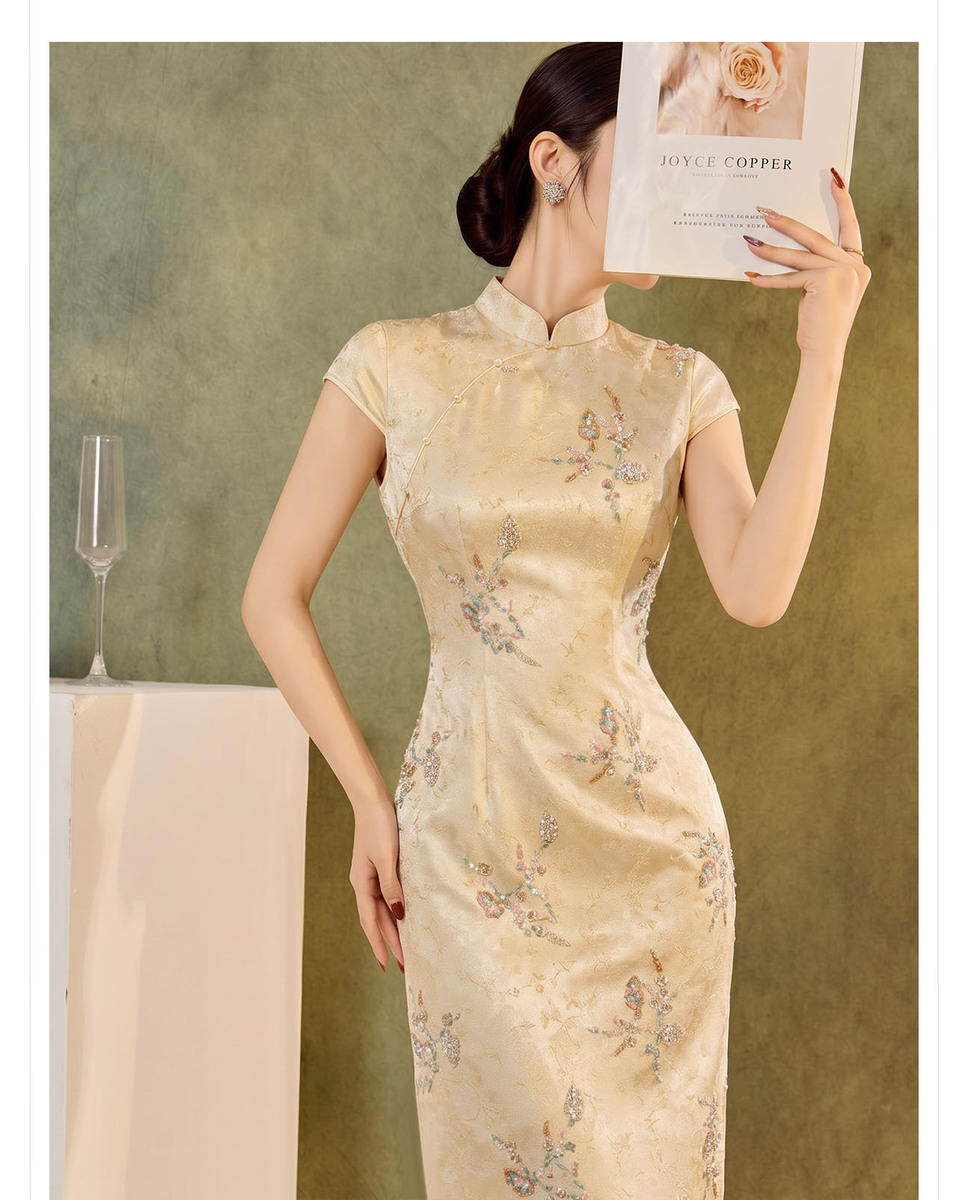 Đầm dài cổ đứng thêu cườm họa tiết hoa dáng ôm tay ngắn — Màu be