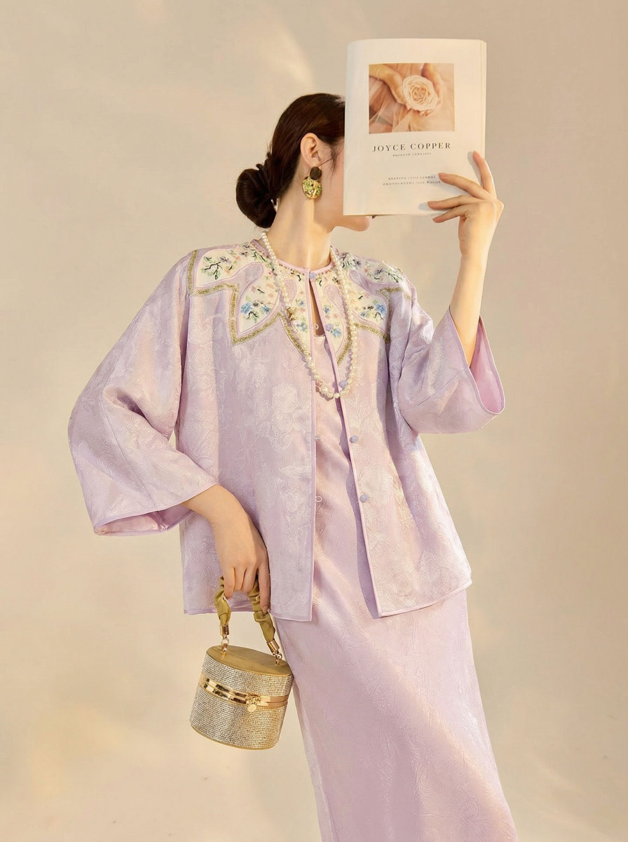 Áo sơ mi nữ dài tay thêu hoa cổ tròn phối cúc — Màu tím nhạt
