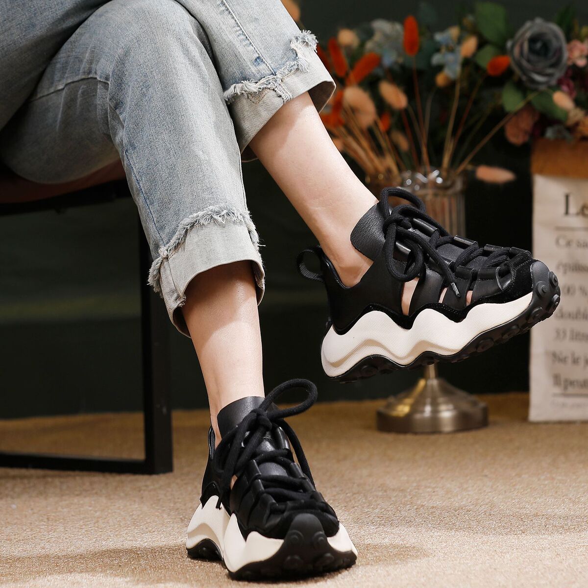 Sandal nữ đế dày mũi tròn thủng lỗ da bò thật — màu đen, màu đỏ