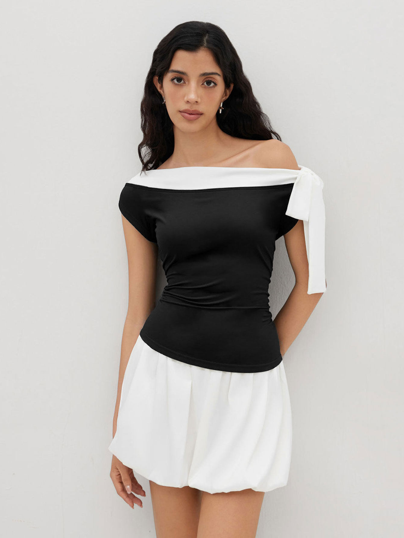 Elegant Black and White Color Block Sleeveless Top Slim Fit Off Shoulder Bow Tie Detail Perfect for Casual or Evening
