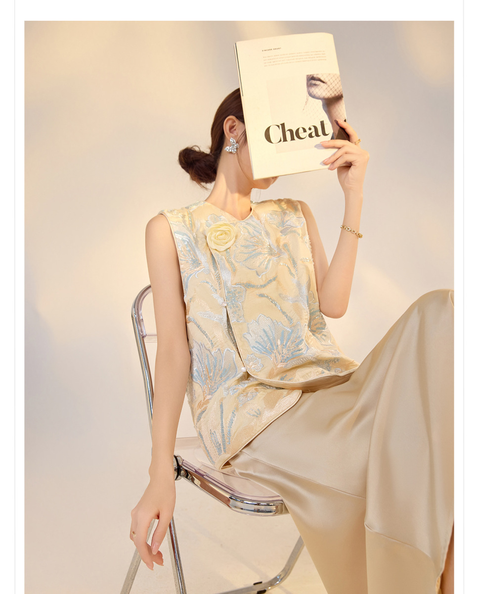 Áo vest nữ không tay thêu hoa nổi chất liệu satin phối họa tiết cành hoa — Hồng xanh (phát hành cùng ngày), Màu xanh hồng (giao hàng trong 7 ngày), Màu xanh mơ (giao hàng trong 7 ngày), Màu xanh mơ (phát hành cùng ngày)