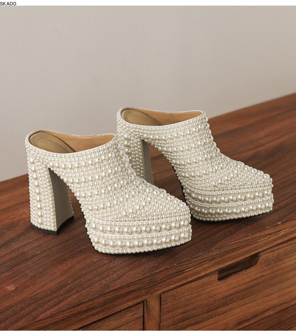 Mule nữ đế dày 13,5cm mũi nhọn đính ngọc trai và đá lấp lánh, giày sandal cao gót sục chân — Màu trắng