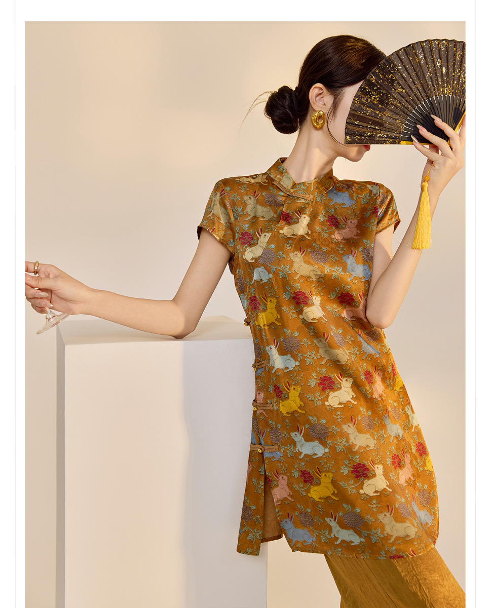Đầm chữ A nữ cổ đứng thêu họa tiết cao cấp dáng suông — Màu caramel, Màu đỏ san hô