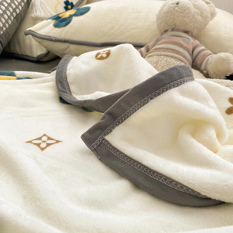 Milk Velvet Blanket Nap Office Shawl Thin Air Conditioning Blanket Coral Flannel Sofa Small Quilt for Bed