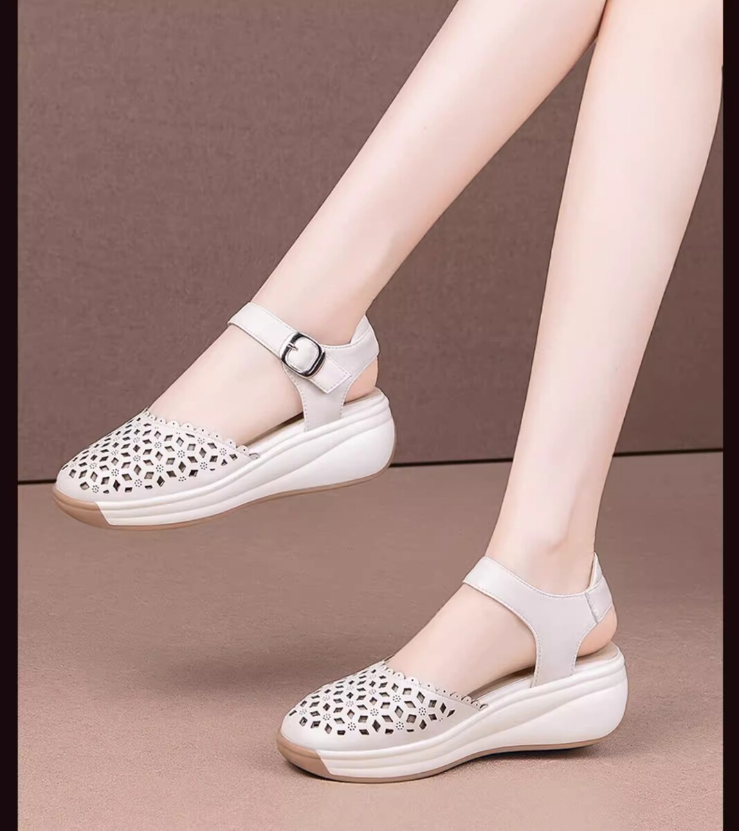 Sandal nữ quai ngang mũi tròn đế xuồng, thiết kế khoét lỗ thoáng mát, phối màu trắng be thanh lịch — Màu trắng be