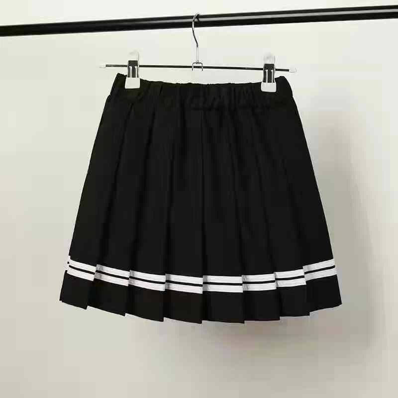 黒白のストライプのスカート