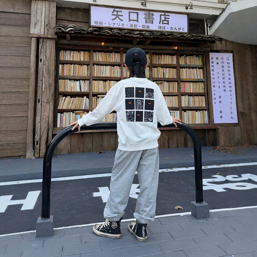 เสื้อสเวตเตอร์สวมหัวสำหรับเด็กผู้ชาย รุ่นใหม่ฤดูใบไม้ร่วงปี 26 สำหรับเด็กโต สไตล์ทันสมัย พิมพ์ลายตารางเก้าช่อง เสื้อสเวตเตอร์เบสิก AW792