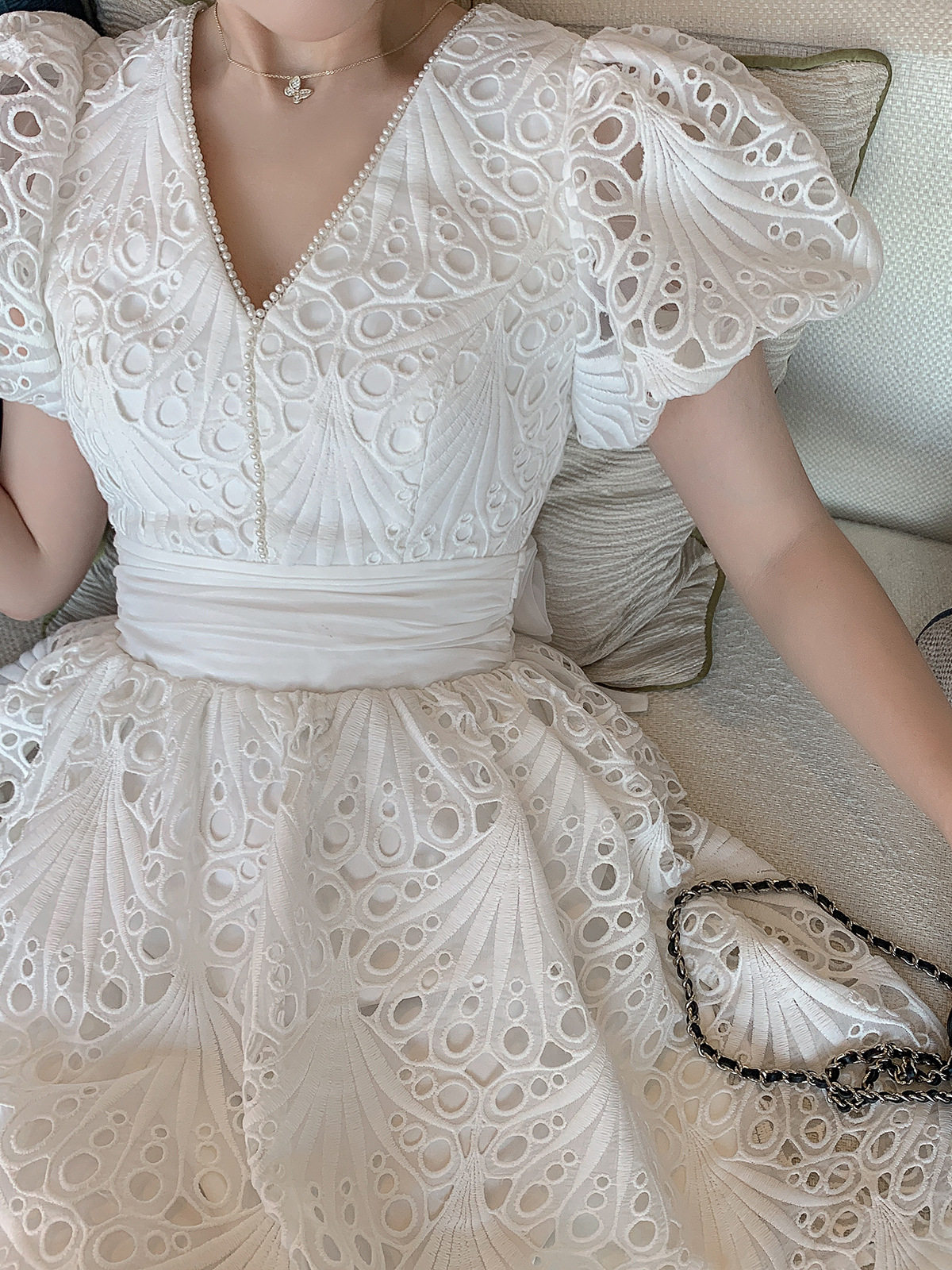 Đầm maxi ren trắng thắt eo tay bồng cổ chữ V — Trắng chi tiết 3