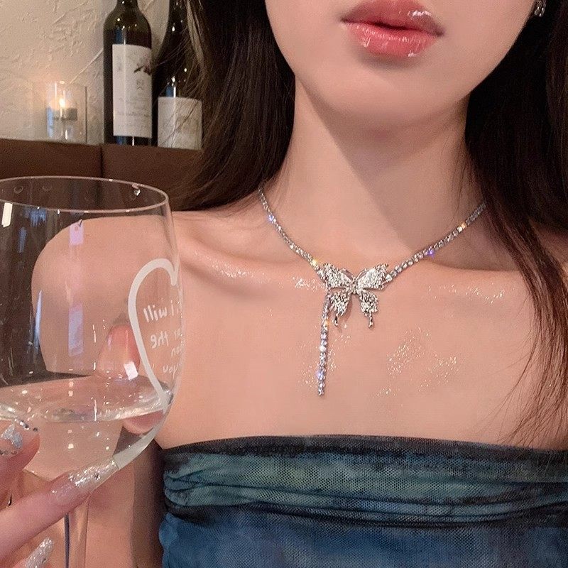 Flash Diamond Butterfly Necklace Women's Light Luxury Niche Design 2024 New Style Popular Fashionable High-end Sense Clavicle Chain Necklace Chain Autumn
