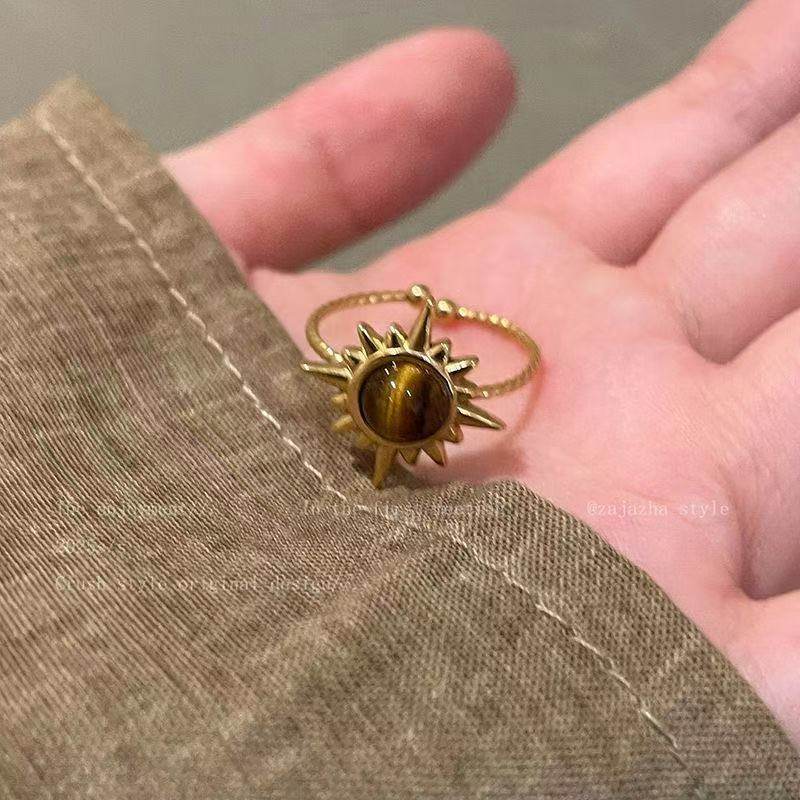 金色太阳花虎眼石戒指女轻奢小众高级感食指戒美拉德叠戴复古指环