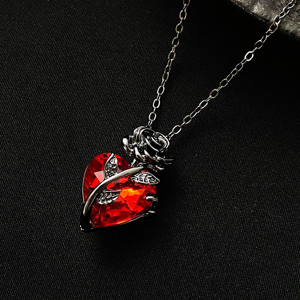Cross-border new creative love rose flower fashion retro niche ladies clavicle chain pendant jewelry wholesale