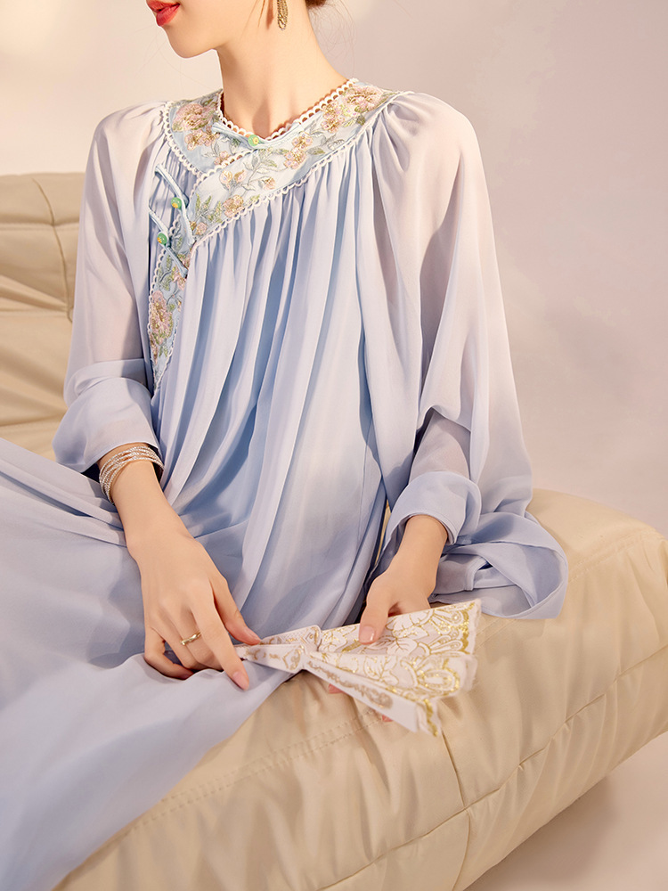 Đầm maxi nữ dáng suông thêu nổi bật phối màu tương phản — Màu trắng nhạt, màu xanh