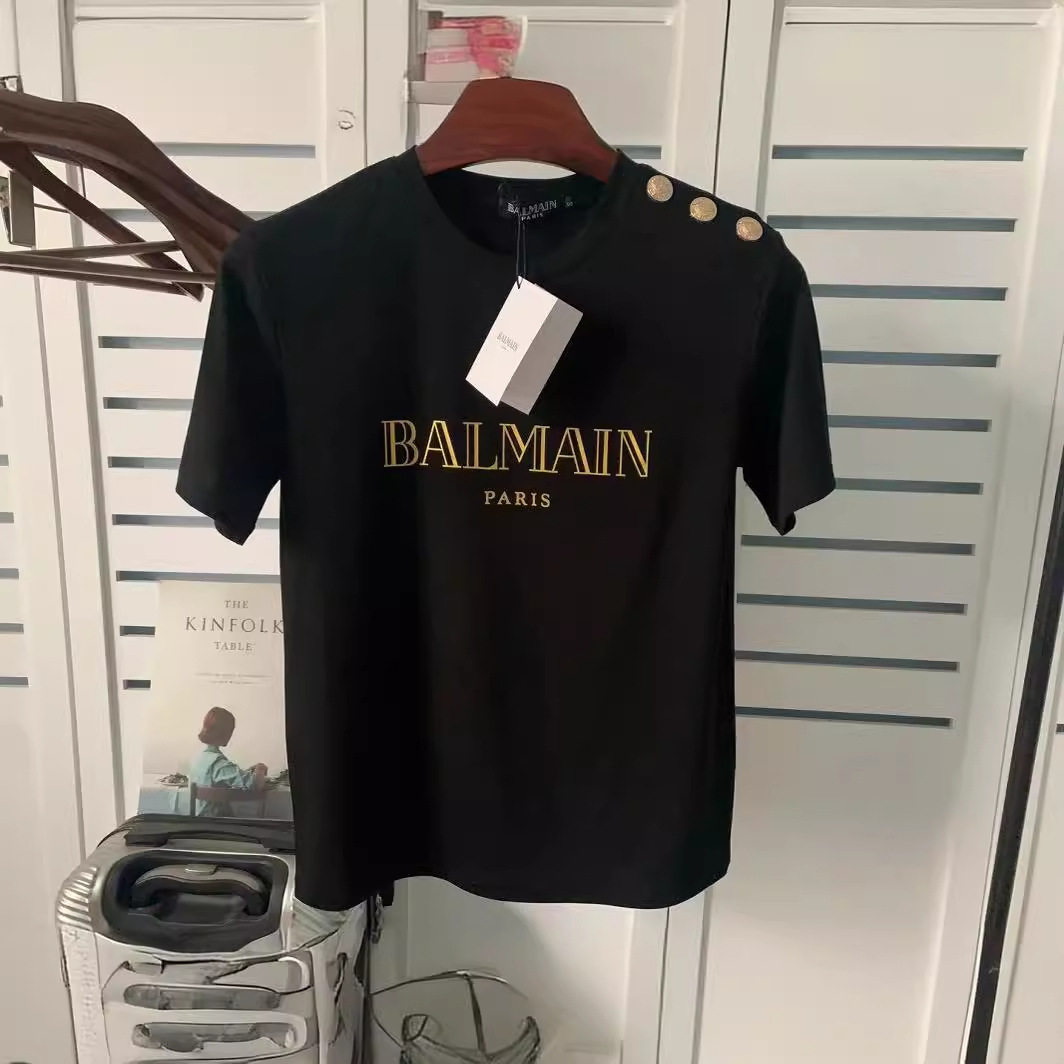 เสื้อยืดผ้าฝ้ายแขนสั้น ลายตัวอักษรสีทองประดับสายสะพายไหล่ แบรนด์ Balmain รุ่นใหม่ ฤดูใบไม้ผลิและฤดูร้อน 2025 สำหรับคู่รัก