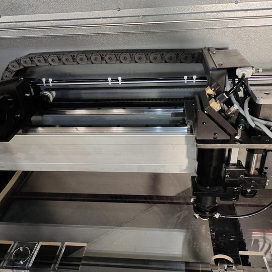 Acrylic Laser Cutting and Engraving Machine with Screw Rod Edge Guide, Direct Sales from Manufacturer, Large Pmma Acrylic Worktable