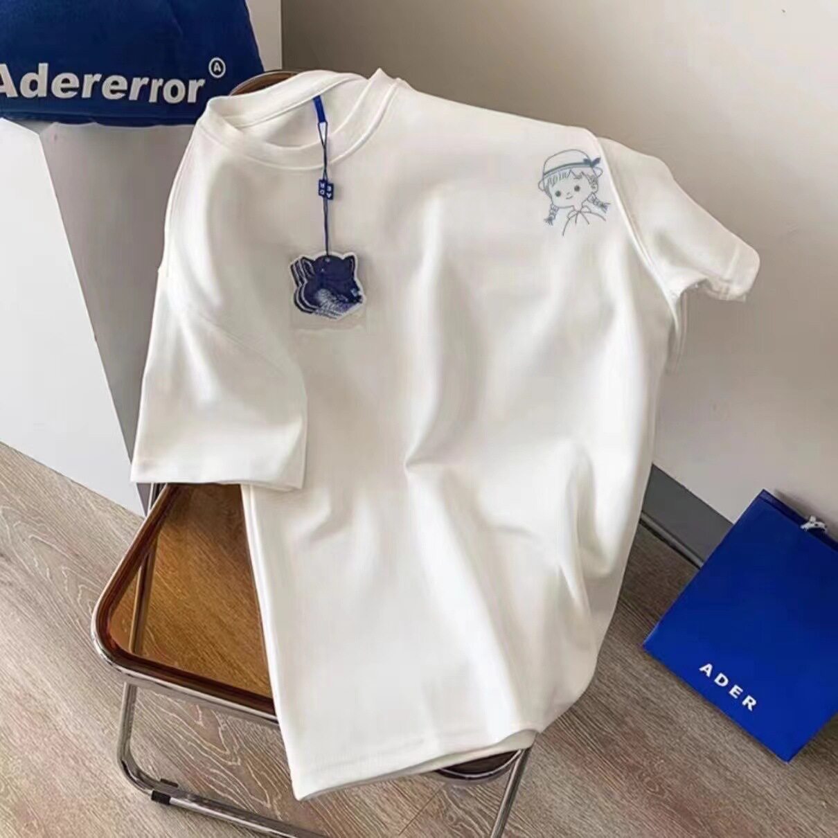 胸の小さな女の子[白]