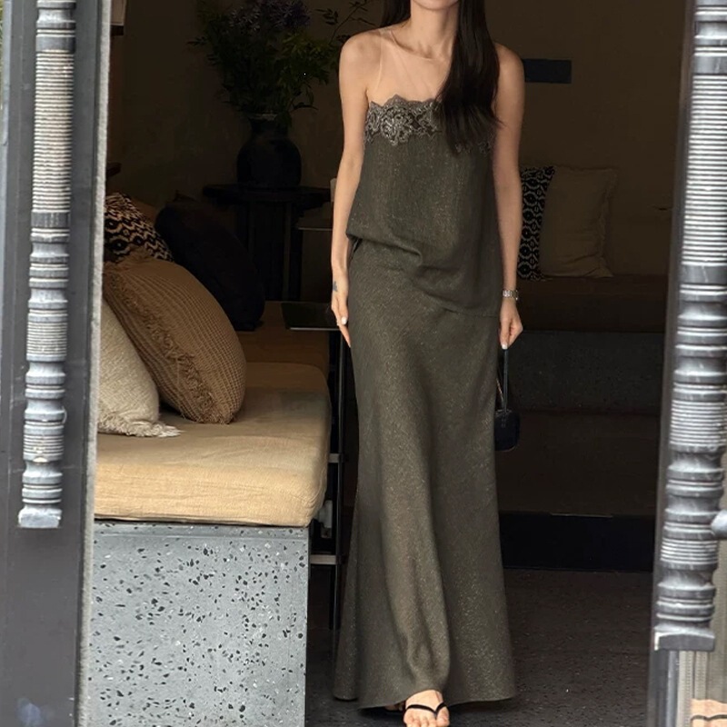 Set áo hai dây ren cổ áo và chân váy maxi mùa hè phong cách nhẹ nhàng — Áo ba lỗ màu xanh cát, Chân váy màu xanh cát