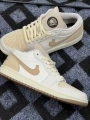 Aj1 pure original - white and yellow
