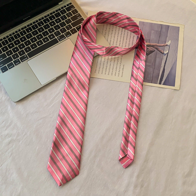 ピンクのストライプの通勤スタイルのネクタイ