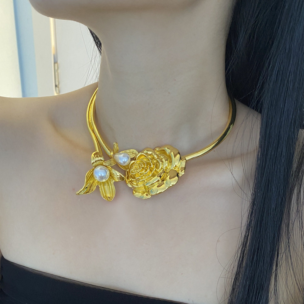 Middle Ancient Metal Vintage Golden Camellia Heavy Industry Collar Necklace Women's Three-dimensional Pearl Petal Open Clavicle Necklace