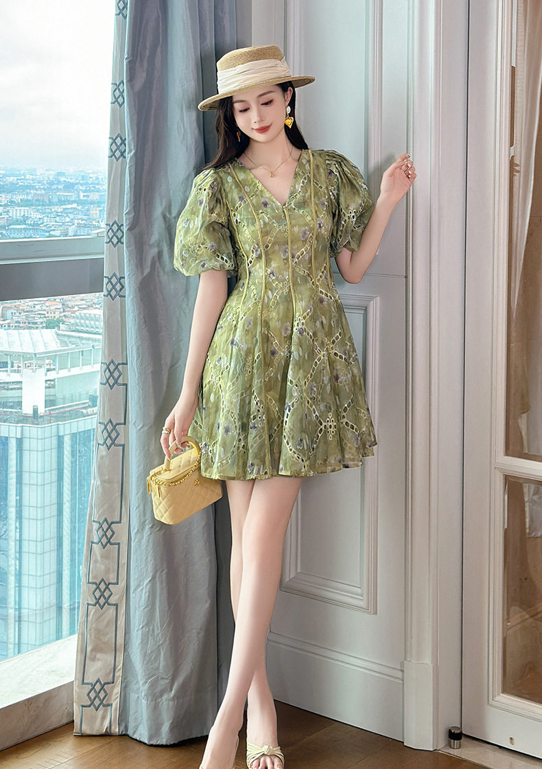 Đầm suông nữ midi cổ V tay bồng eo ôm họa tiết hoa — [Xanh lá] chi tiết 7