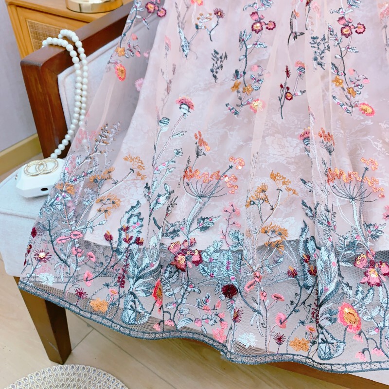 Đầm maxi nữ họa tiết hoa cổ V dây mảnh phối lưới xòe — Đen ánh kim, Hạnh đào mềm