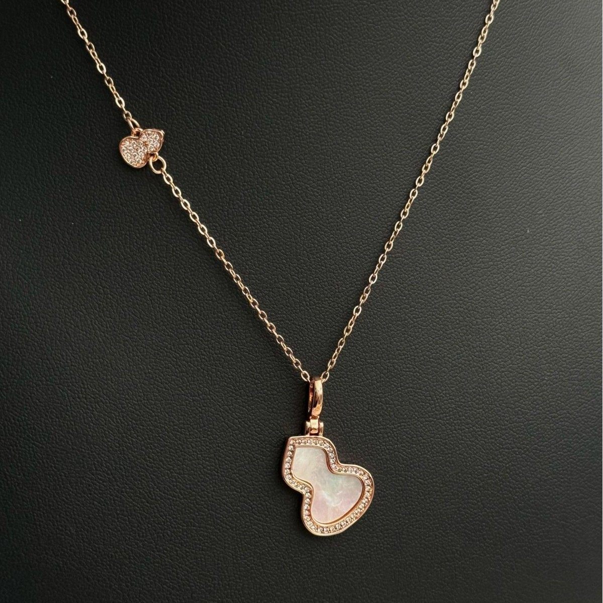 Double-Layer Diamond-Encrusted Shell Gourd Clavicle Necklace Pendant for Women, Versatile Titanium-Plated Steel Rose Gold Color Internet Celebrity Style Necklace