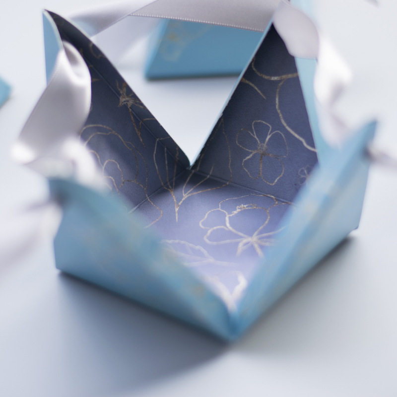 Mist Blue Gold-Stamped Wedding Candy Box Tiktok Creative European-Style Ins Fresh Gift Triangle Wedding Box Wholesale